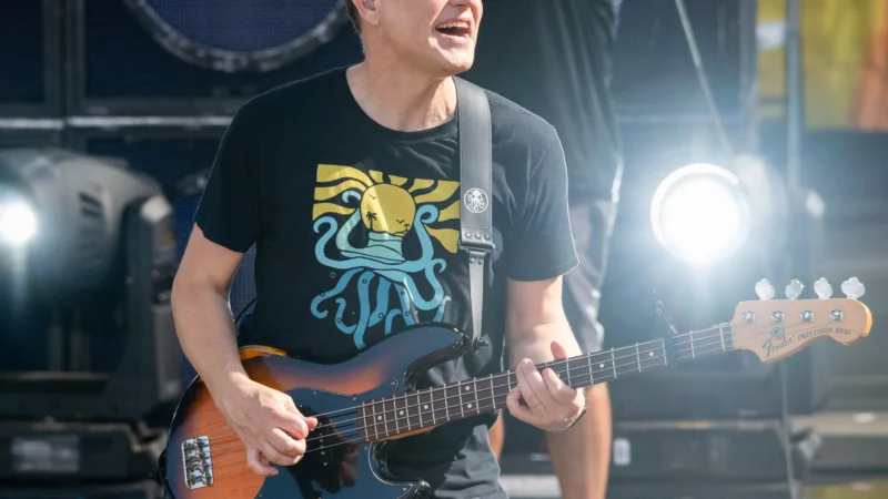 Degno di nota il bassista dei Blink-182, Mark Hoppus ha composto pagine di rock underground insieme a Travis Barker e Tom Delonge: il suo insieme di esperienze, dagli esordi all’infezione lo ha colpito.