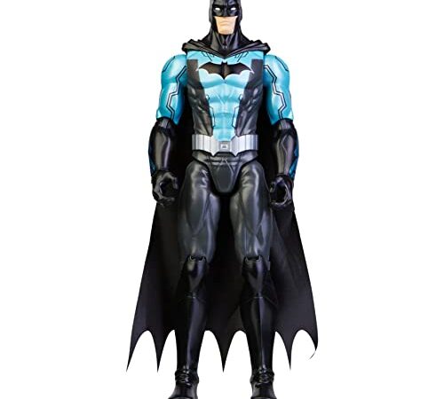 DC COMICS | BATMAN | Personaggio Batman in scala 30 cm con armatura Tech Azzurra e decorazioni originali, mantello e 11 punti di articolazione - Giocattoli per bambini e bambine dai 3 anni
