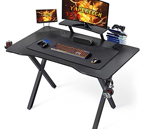 Yaheetech Scrivania Gaming con Supporto Computer PC Ergonomica Ampio Tappetino Mouse Rialzata Monitor Porta Bicchiere Supporto Gancio per Cuffie Gambe a Forma X 111 × 71× 91 cm Nera